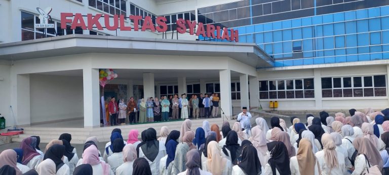 Rektor, Dekan, dan Para Pembimbing Fakultas Syariah UIN SMH Banten Memberangkatkan Mahasiswa untuk Praktikum Profesi Lapangan